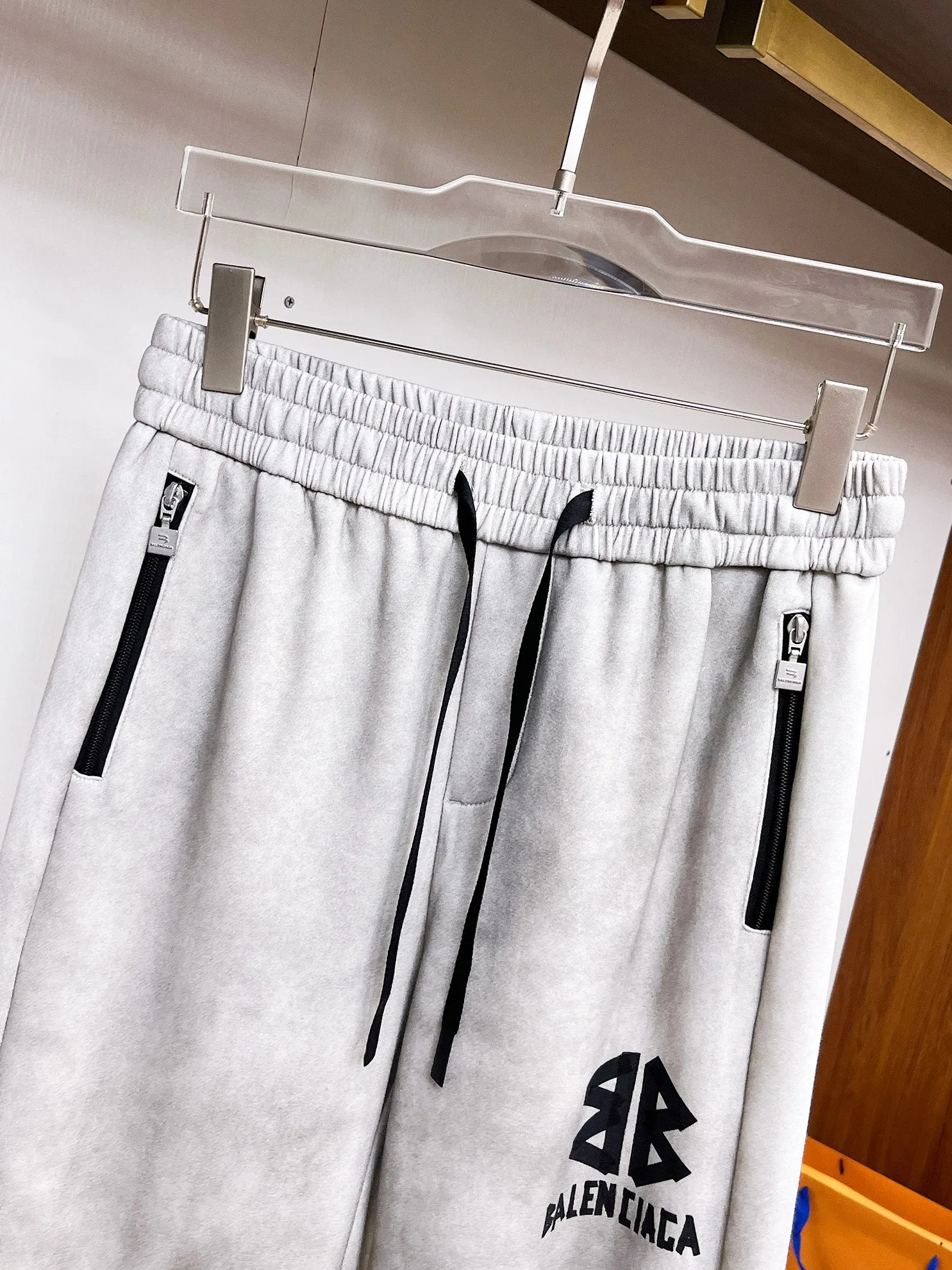 Balenciaga 🆕2026 Autumn and Winter New Arrival Casual Pants! The official website will be released simultaneously. Brand Classic LOGO casual pants, customized fabrics, excellent comfort and strong touch. Highly recognisable, perfect appearance and craftsmanship. Size:M-3XL